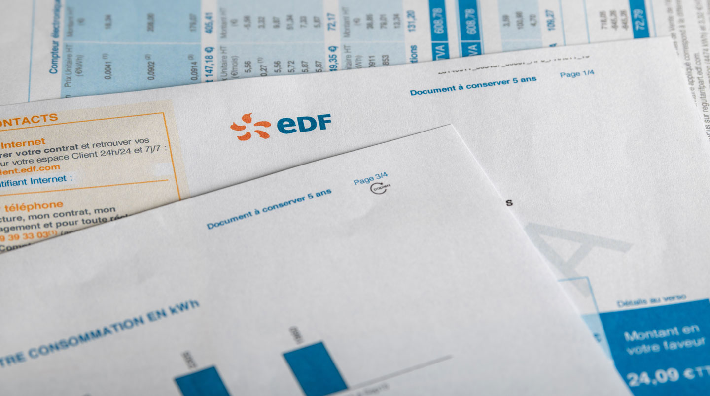 Trois dossiers de propositions commerciales de fournisseurs d'électricité (prix fixe, indexé, mixte) disposés sur un bureau avec calculatrice, illustrant l'arbitrage entre types d'offres