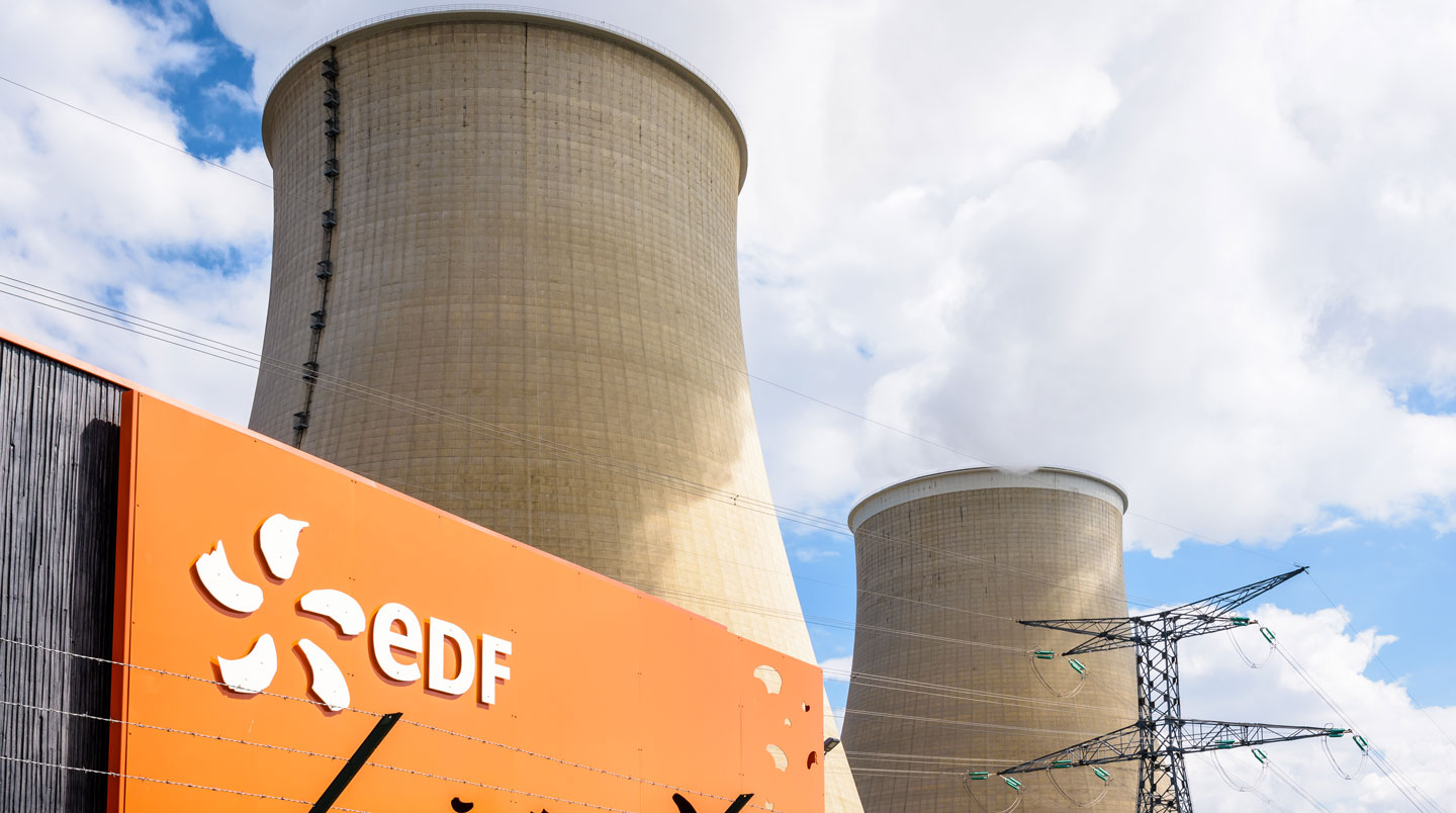 Centrale nucléaire française avec tours de refroidissement et infrastructure de production électrique, illustration du parc nucléaire concerné par la réforme VNU